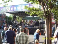 Hunkajunk, they were called, and they were damn professionals for doing Don't Worry Be Happy and What's Up as a medley